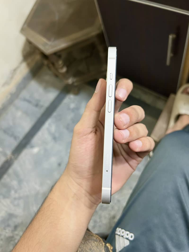 Apple iPhone 13 9