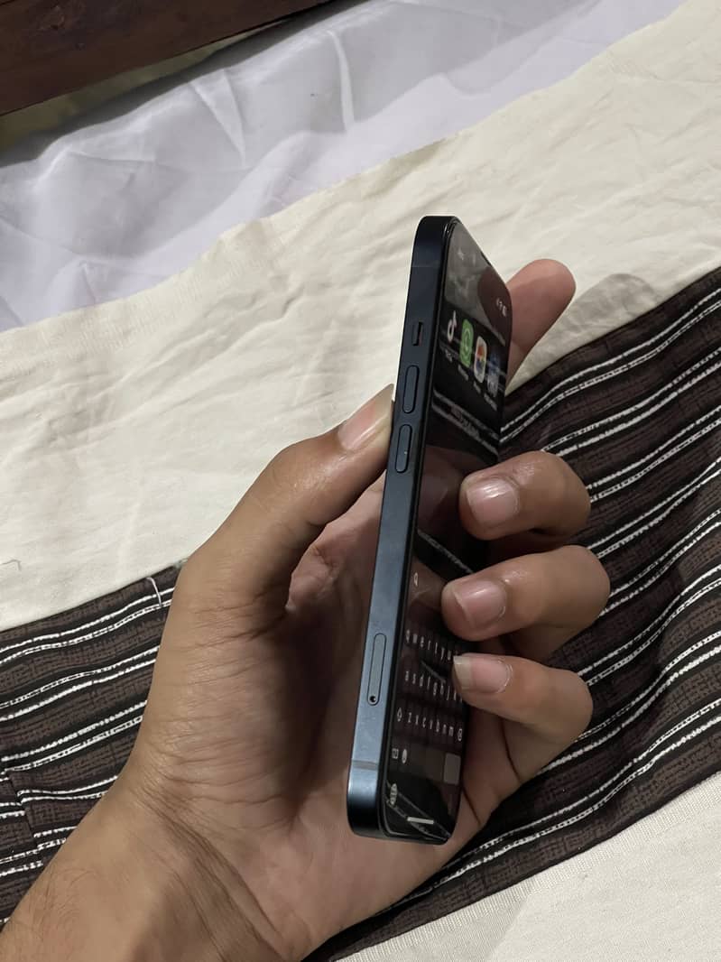Apple iPhone 13 8