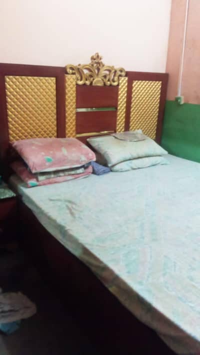 bed set with almirah divided condition 10 by 7 used for 7 months