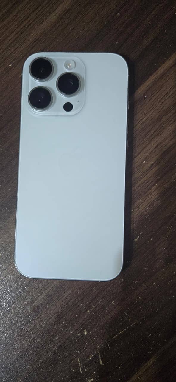 Apple iPhone 16 Pro 3