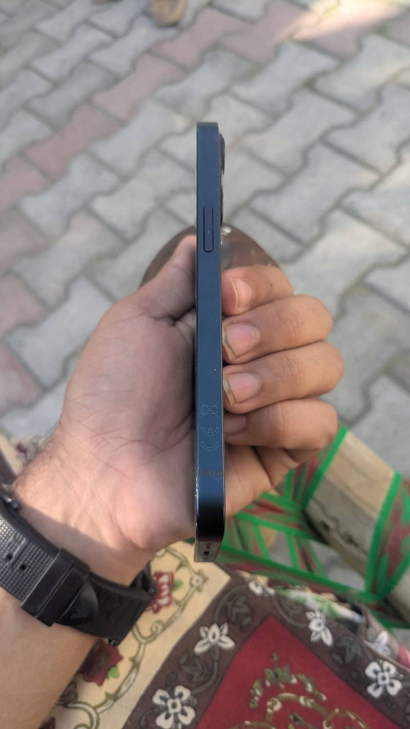 Apple iPhone 13 2