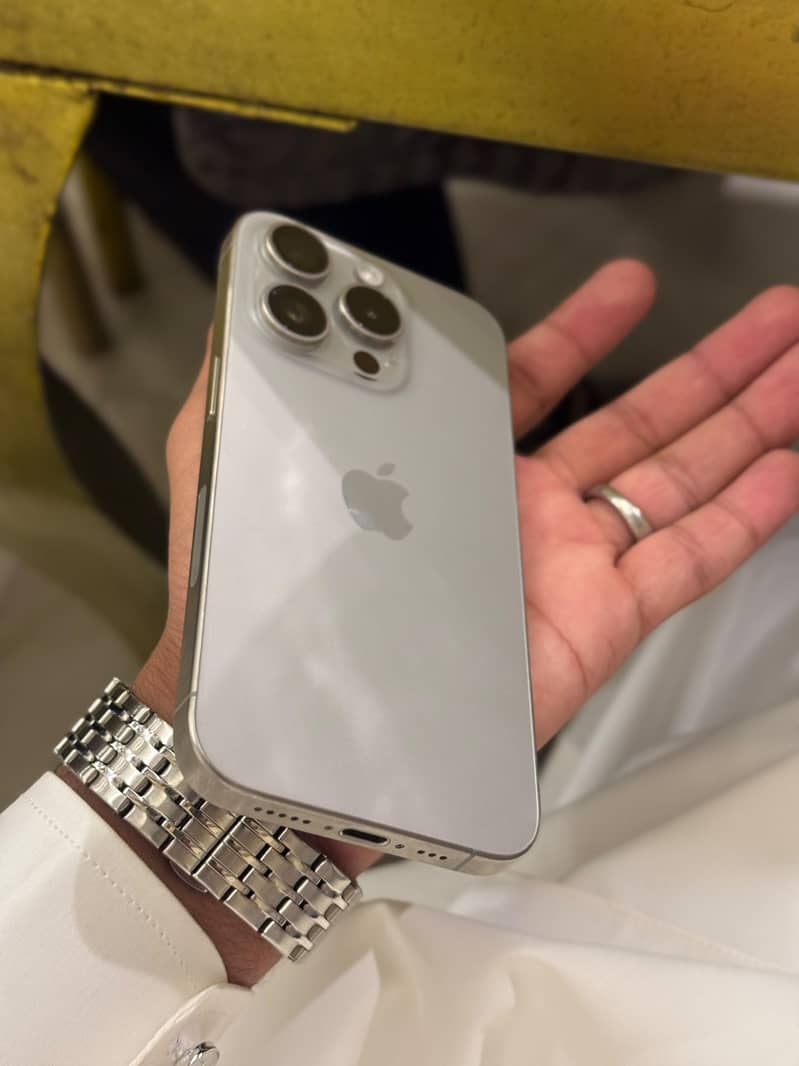 Apple iPhone 15 Pro 3