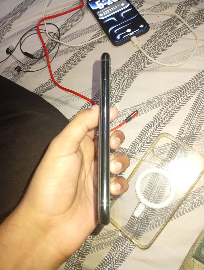 Apple iPhone 11 Pro Max 2