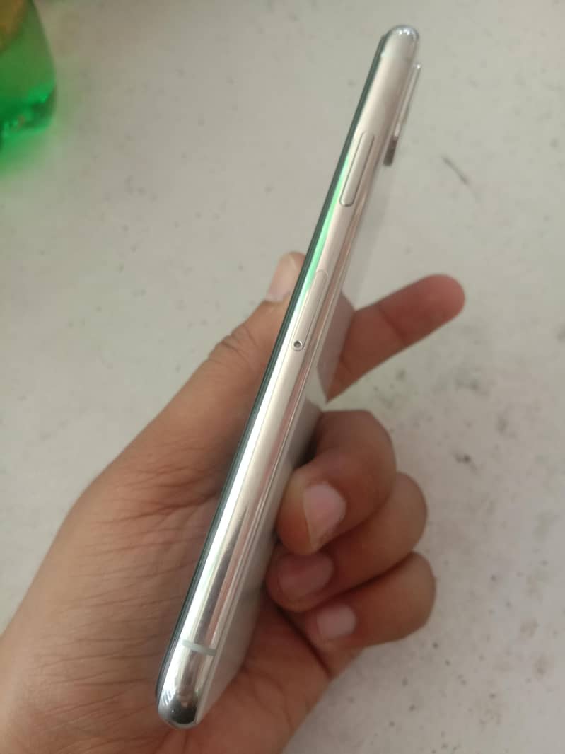 Apple iPhone X 4