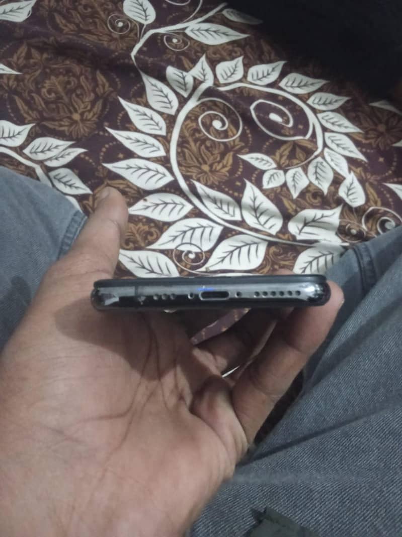 Apple iPhone XS 4