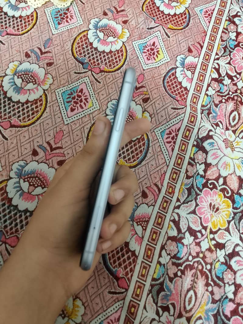 Apple iPhone 11 4