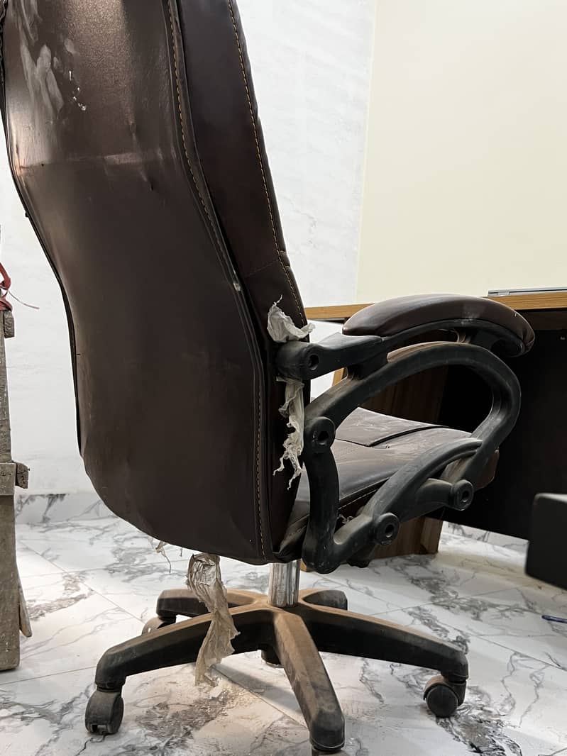 Table and chair 6