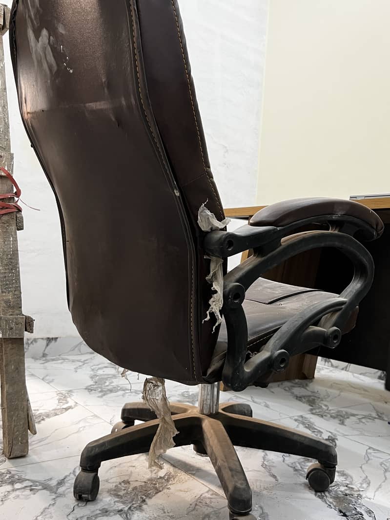 Table and chair 7