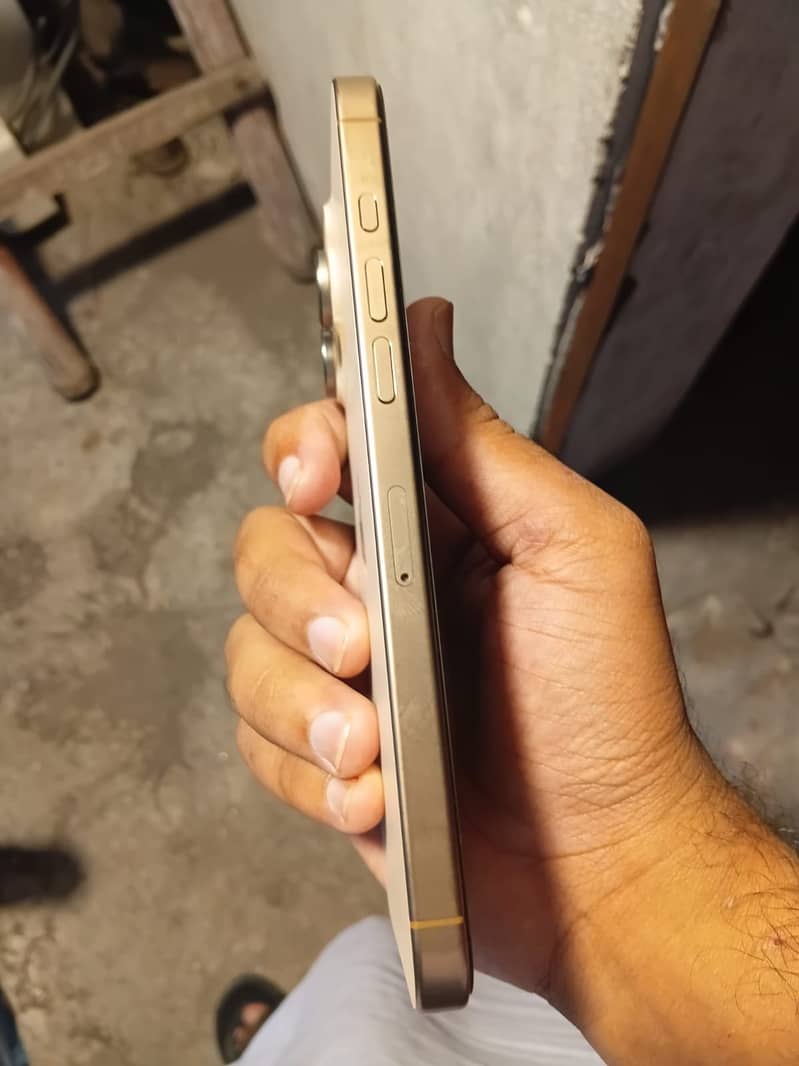 Apple iPhone 16 Pro Max 2