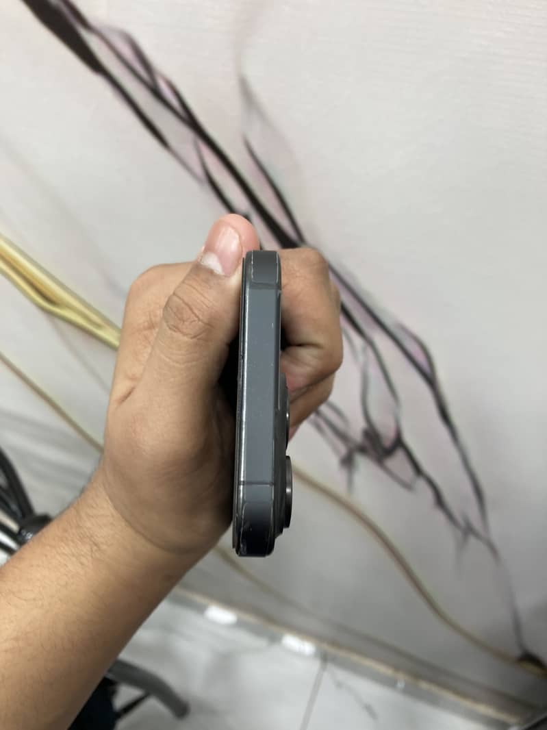 Apple iPhone 15 Pro 4