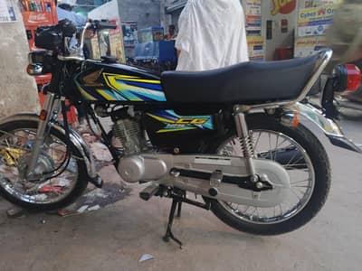 Honda 125 color black brand new condition total jenman shshey pry hai
