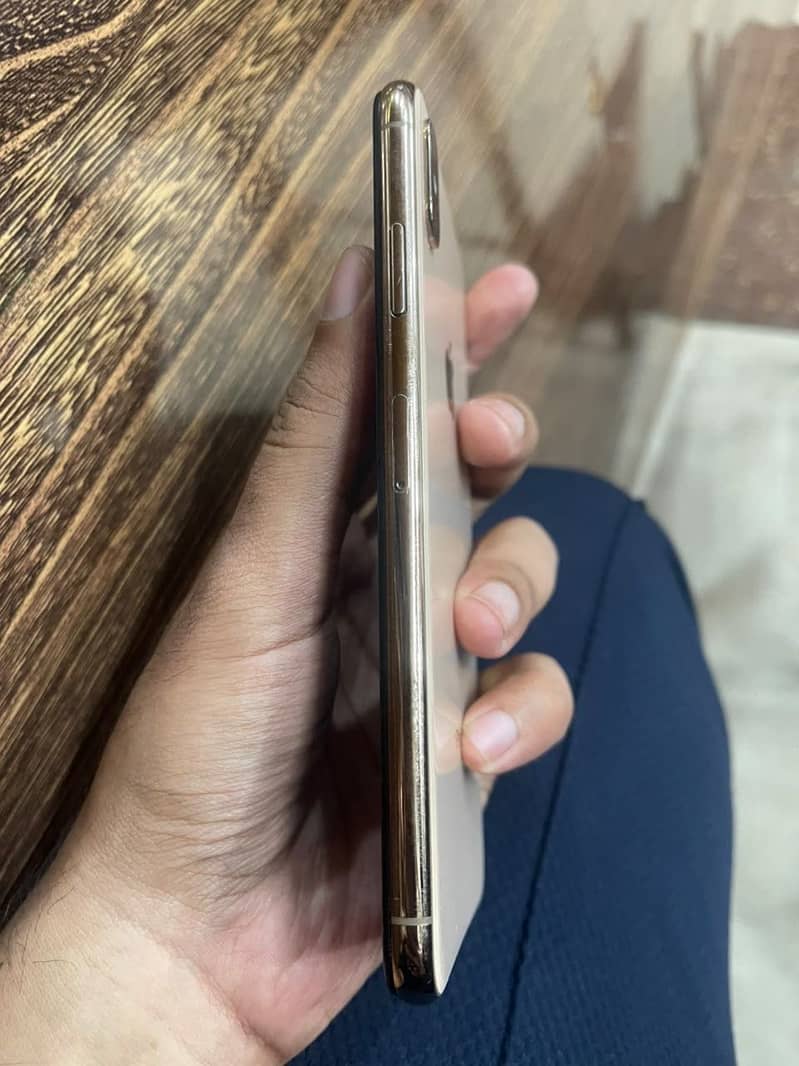 Apple iPhone XS Max 3