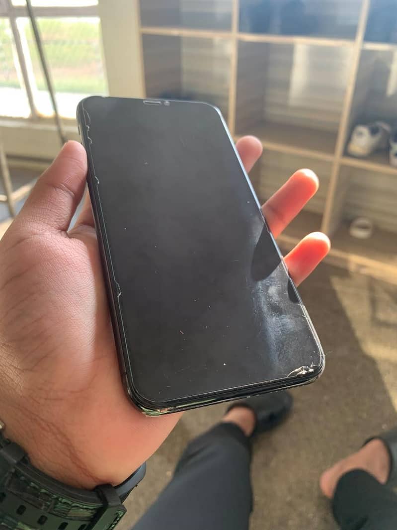 Apple iPhone 11 Pro Max 4