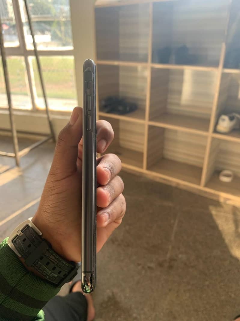 Apple iPhone 11 Pro Max 9
