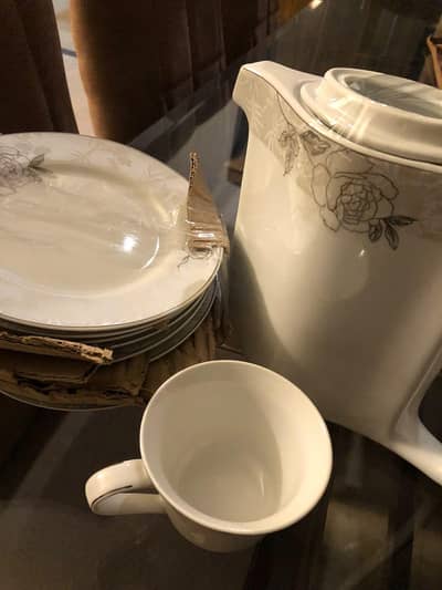 bone china 8 person dinner set  brand