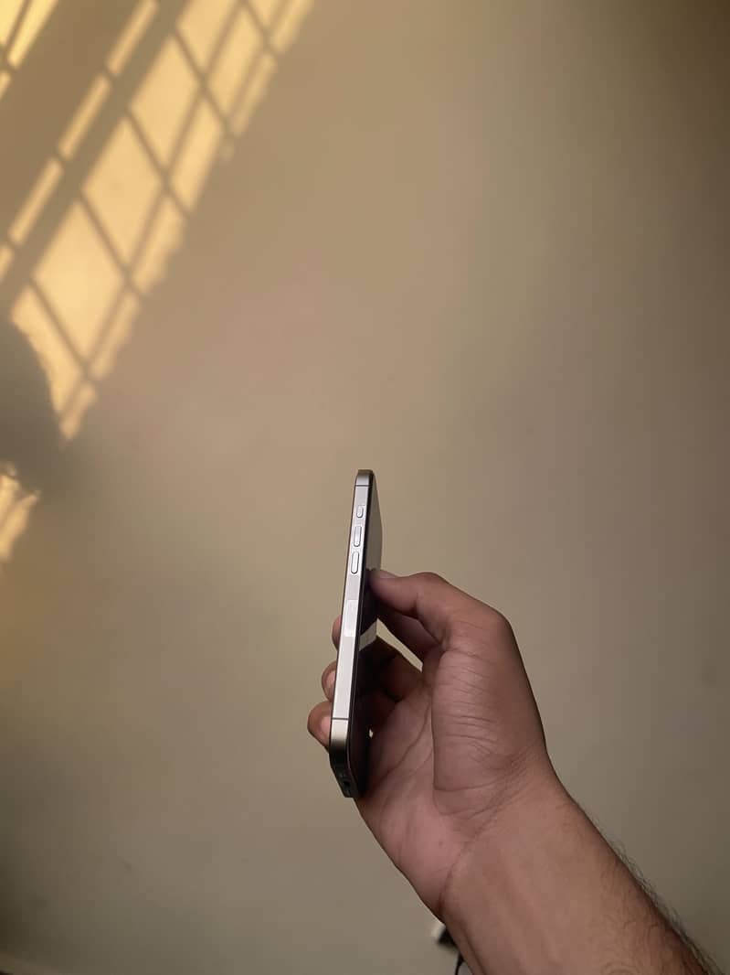 Apple iPhone 15 Pro 4