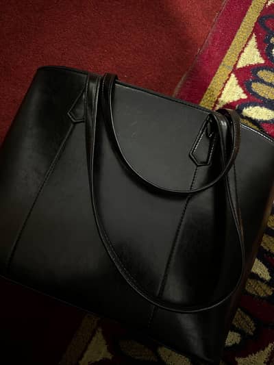 black tote bag