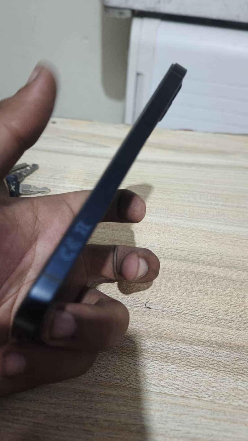 Apple iPhone 12 4