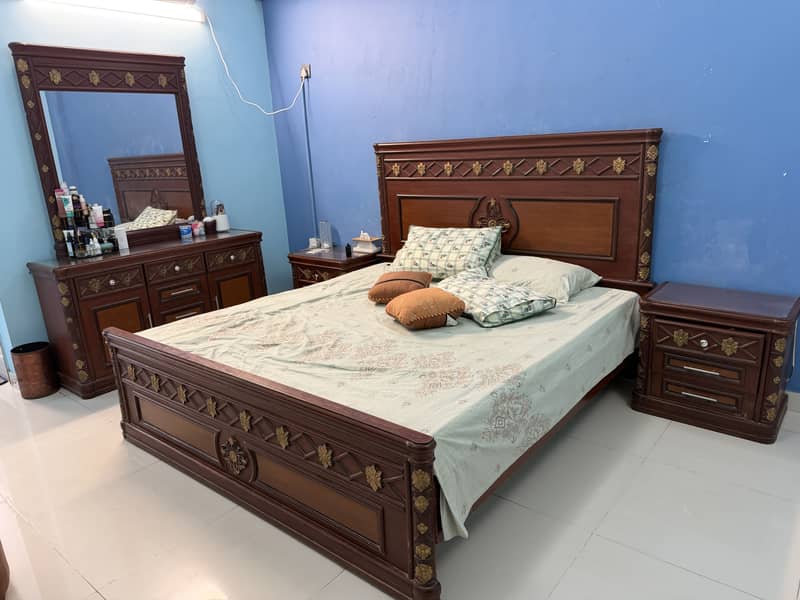 Solid wood or chipboard 0