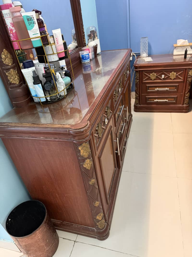 Solid wood or chipboard 1
