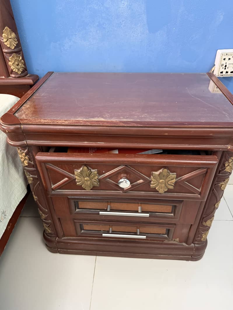 Solid wood or chipboard 2