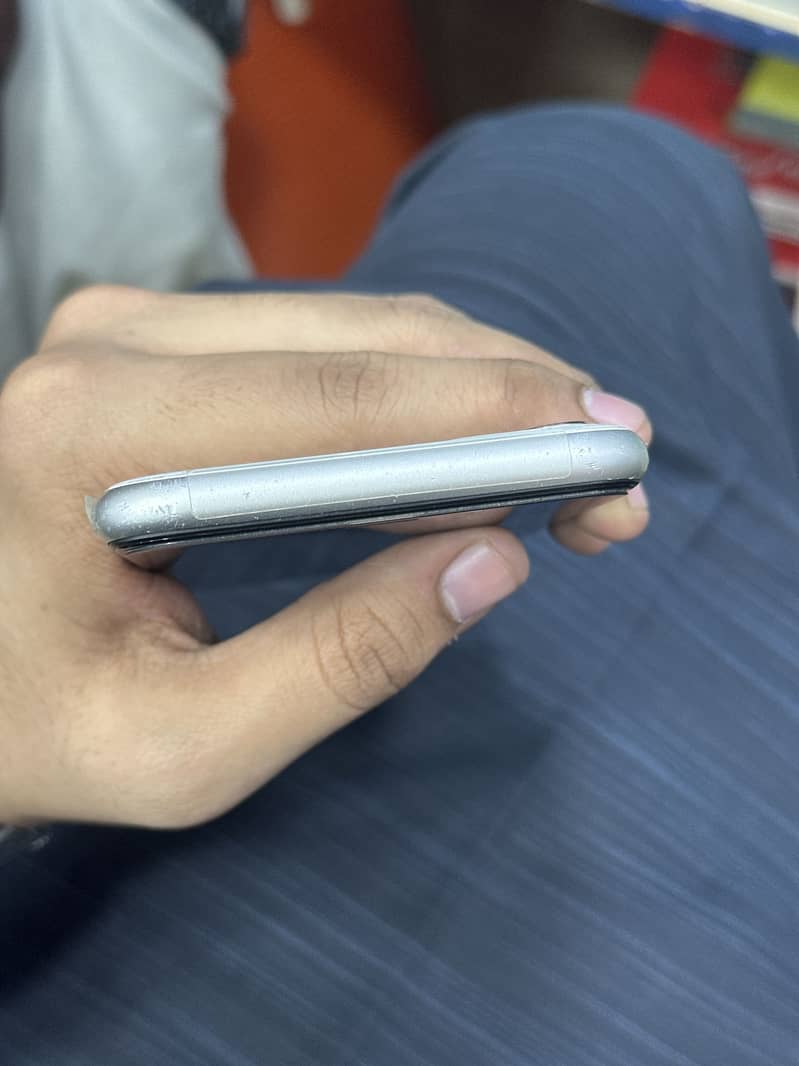 Apple iPhone 11 4