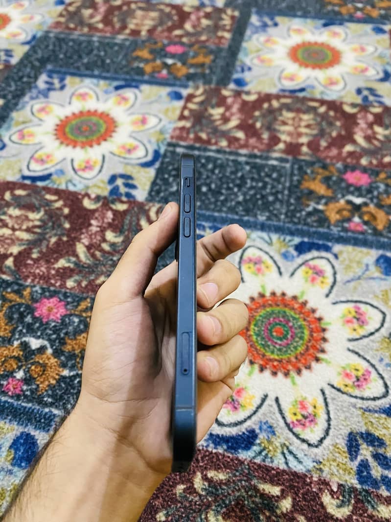 Apple iPhone 12 4