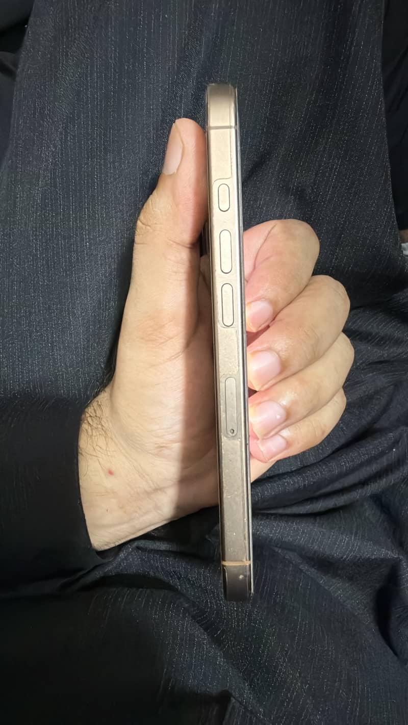 Apple iPhone 16 Pro 4