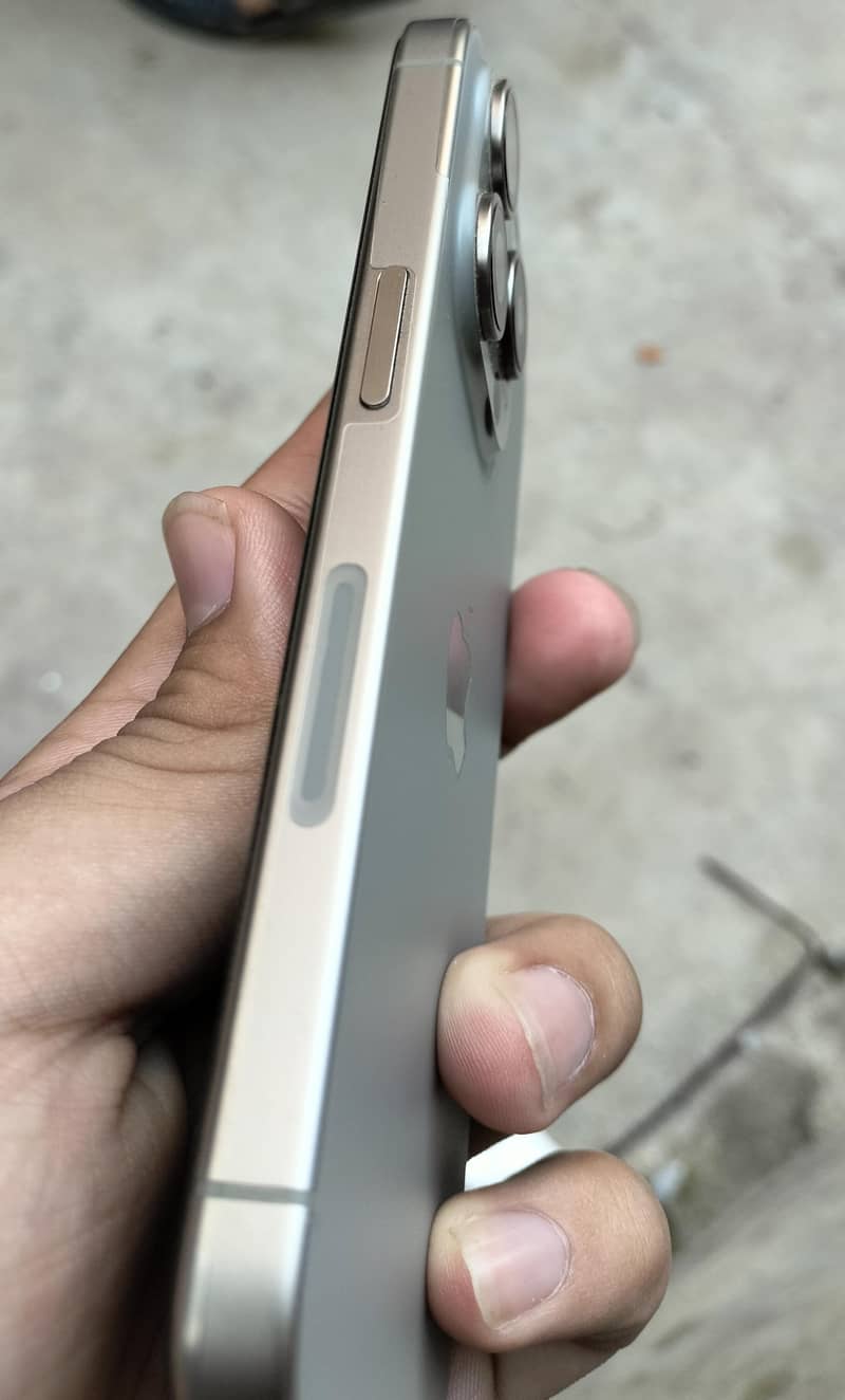 Apple iPhone 15 Pro 0
