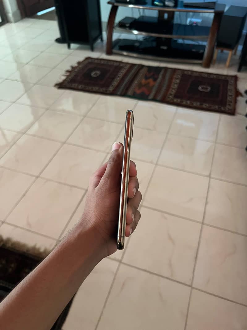 Apple iPhone 11 Pro Max 4