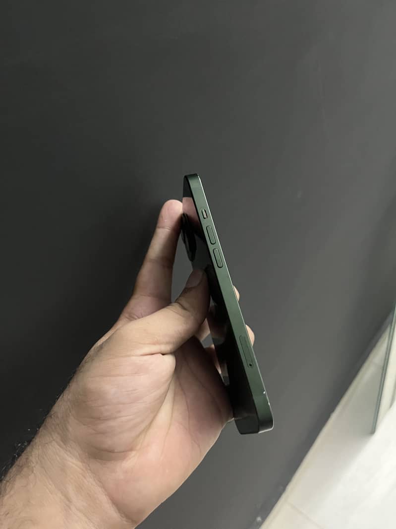 Apple iPhone 13 4