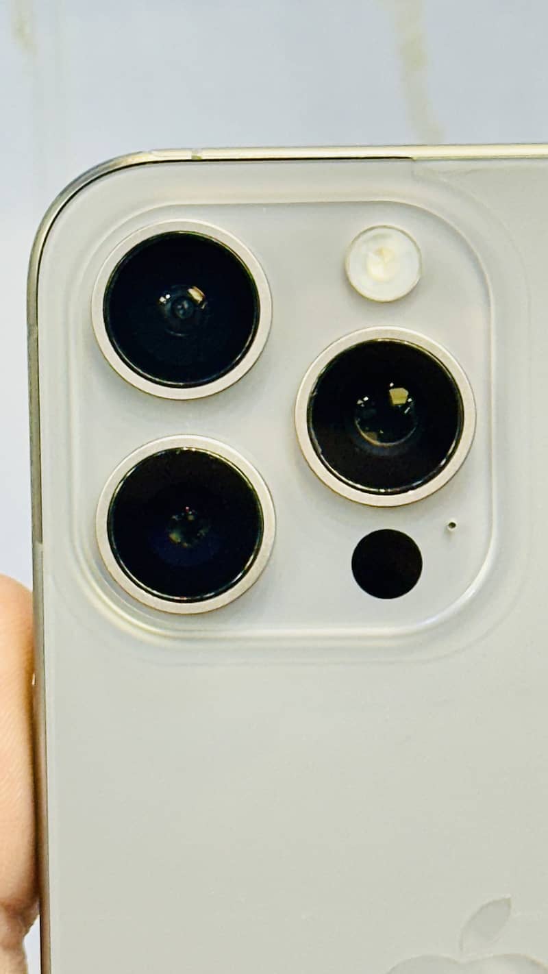 Apple iPhone 15 Pro Max 2