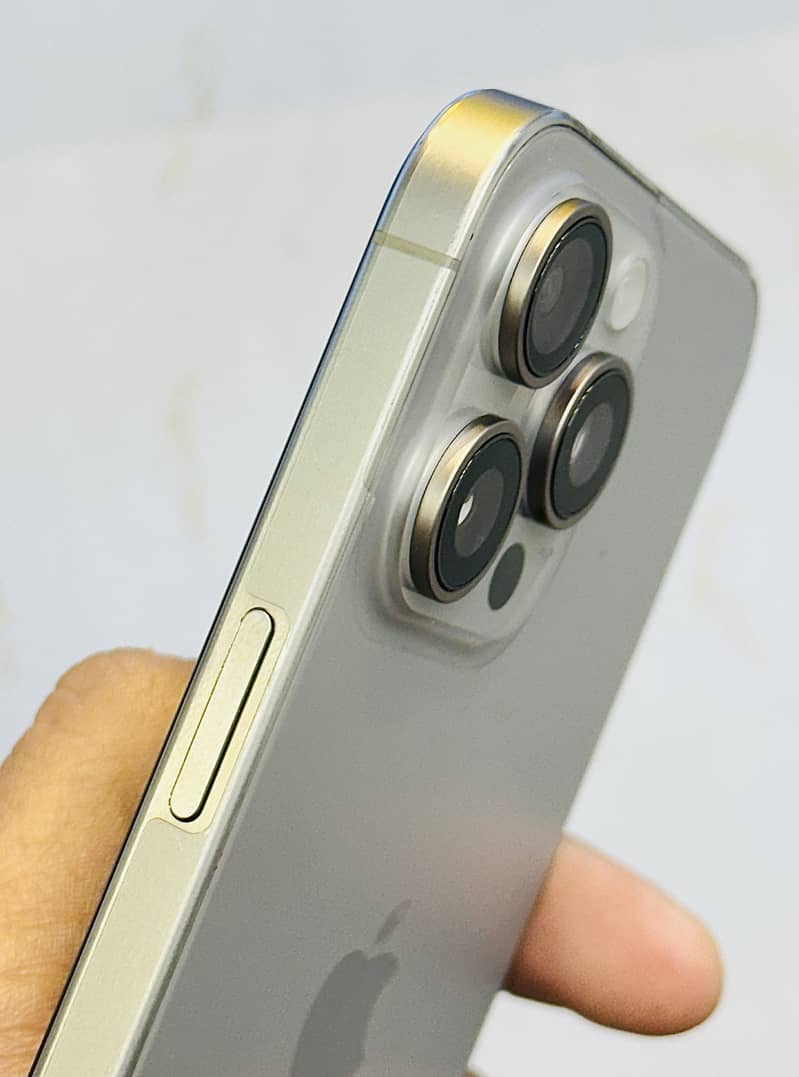 Apple iPhone 15 Pro Max 4
