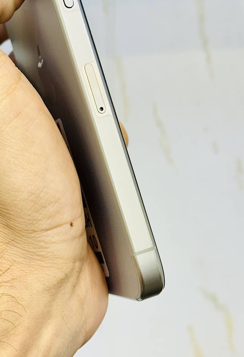 Apple iPhone 15 Pro Max 8