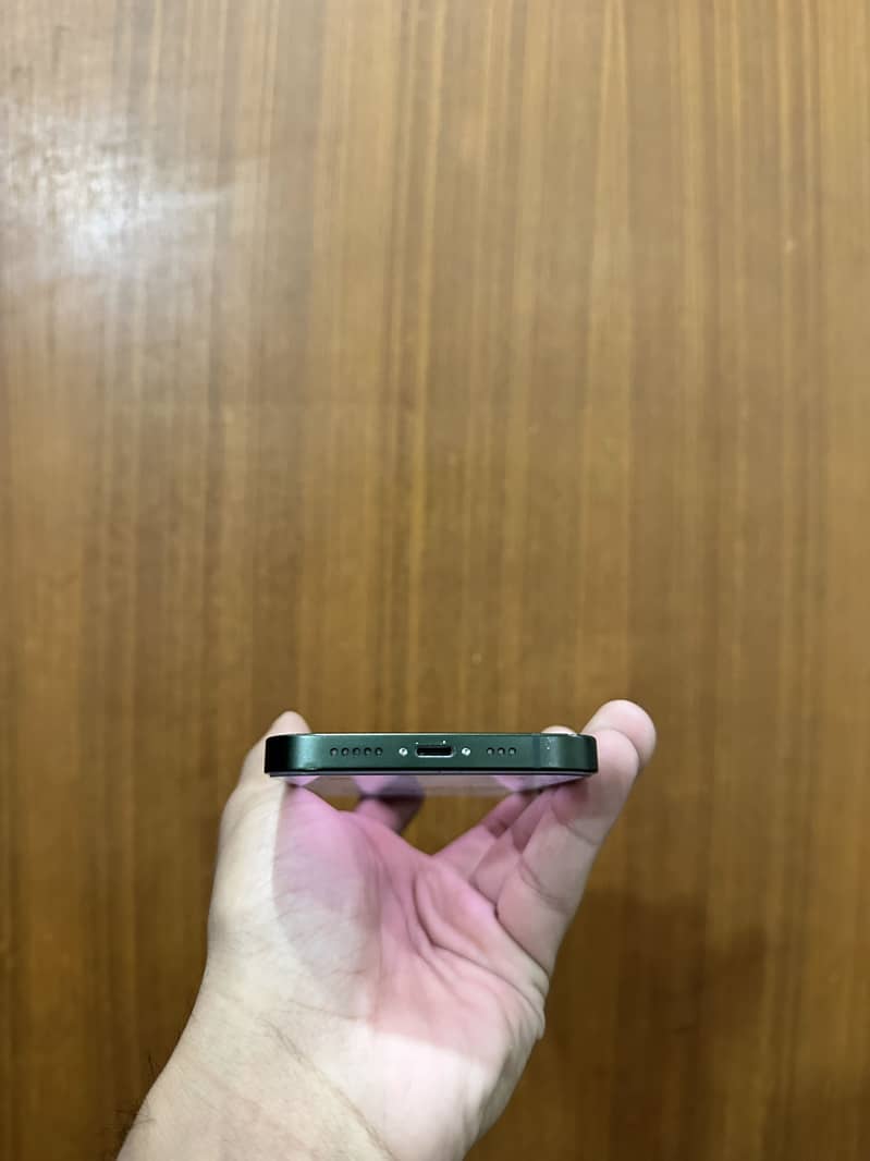 Apple iPhone 13 5