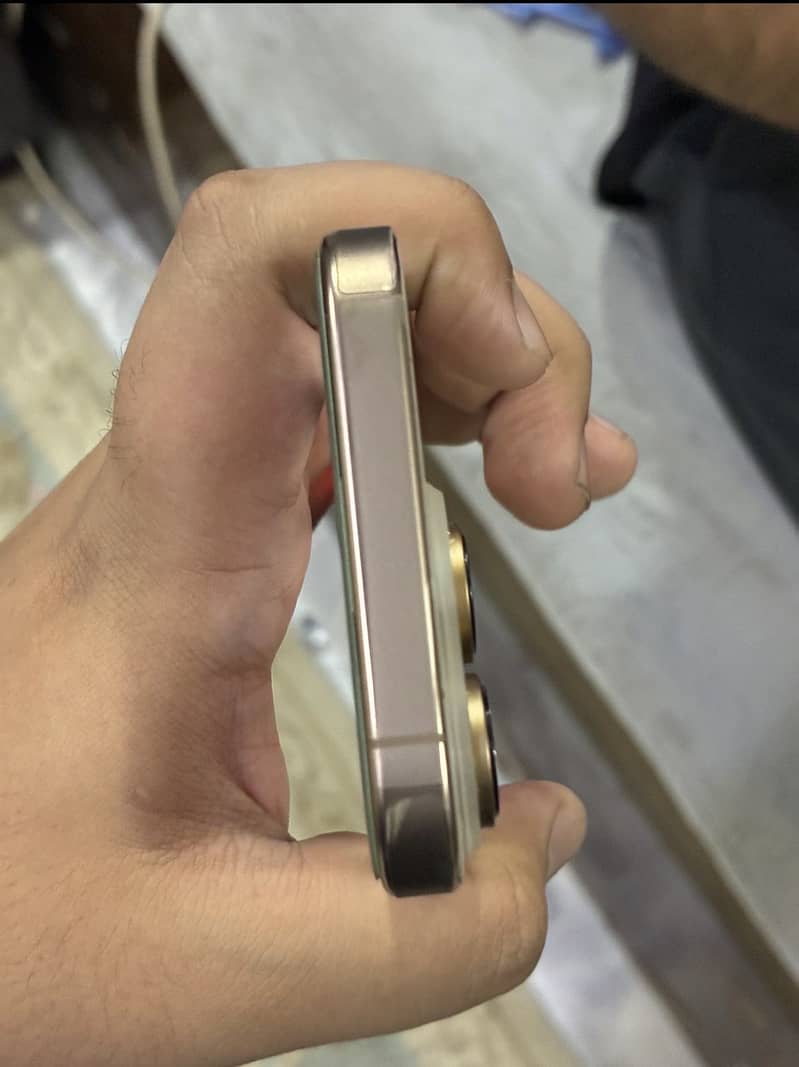 Apple iPhone 16 Pro 3
