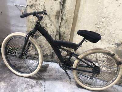 Cycle with shoks and gears