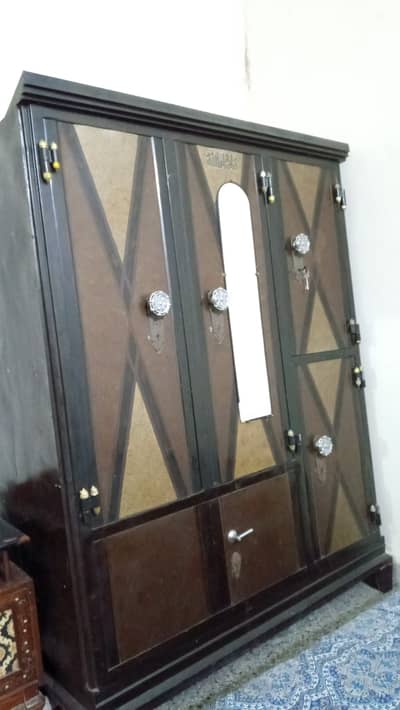 Wardrobe for sale (only one backfoot is broken)