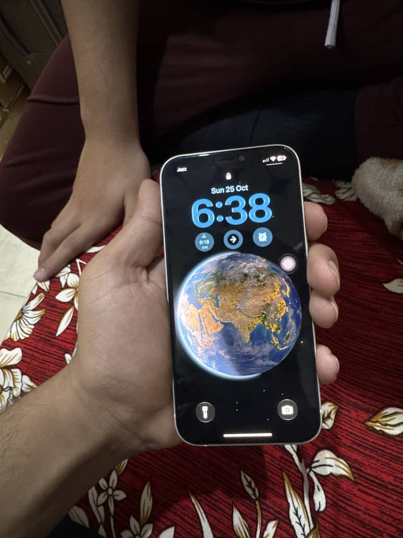 Apple iPhone 12 4