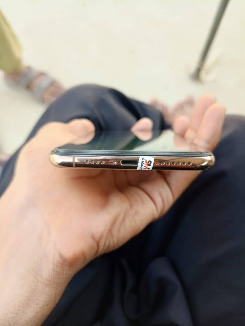 Apple iPhone XS Max 3