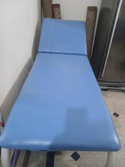 Patient Examination Couch For Clinic with patient stool and drip stand