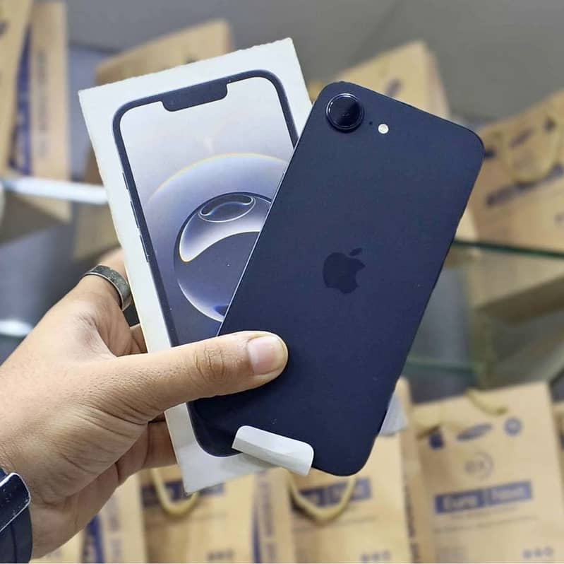 Apple iPhone 16e 0
