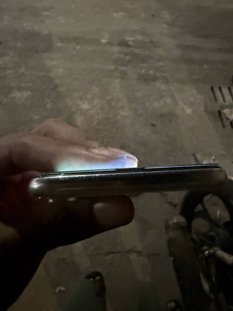 Apple iPhone X 4