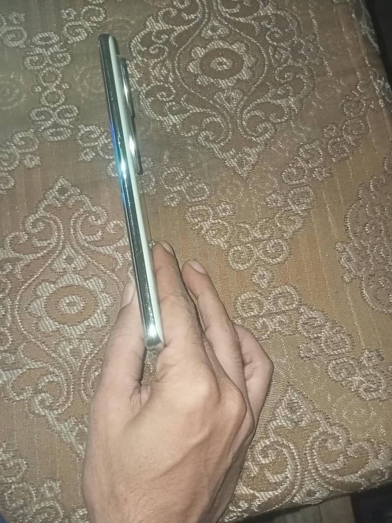 Vivo V40e 3