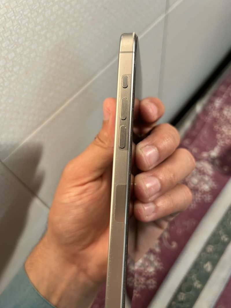 Apple iPhone 15 Pro Max 4