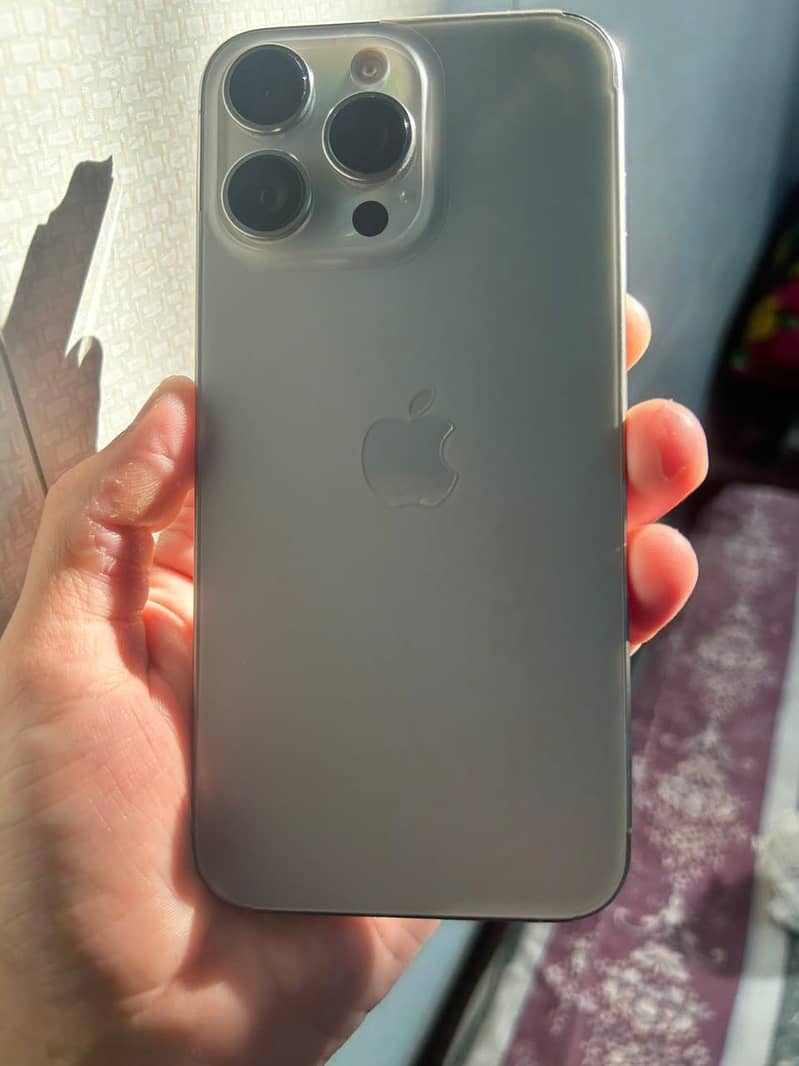 Apple iPhone 15 Pro Max 9