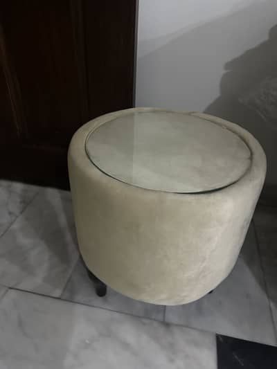 2 chairs with coffee table