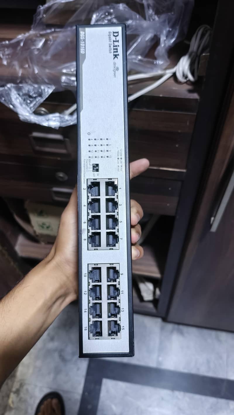 16 Port D Link Networking Switch 0