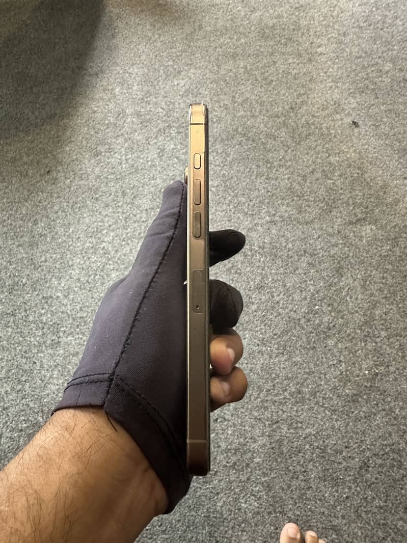 Apple iPhone 16 Pro Max 2
