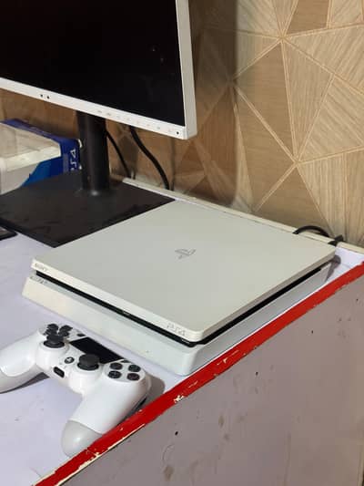 PS4 Slim 1TB White GoldHEN Jailbreak 10/10 3 Controllers